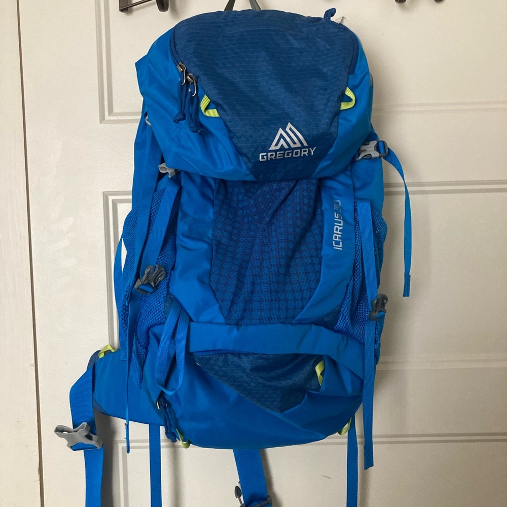 GREGORY ICARUS 30 Youth Overnight Backpack in Hyper Blue